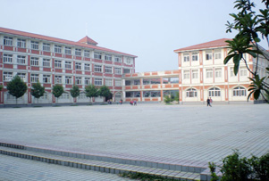 简介:仙桃小学创办于2003年,是一所由政府全额投资兴建的现代化,花园